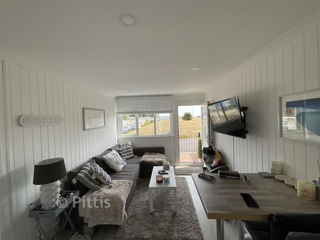 Property photo 1 of 7 Lounge/Dining Area