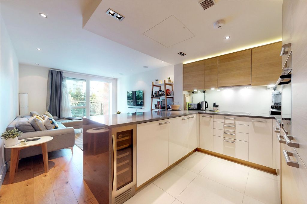 Property photo 2 of 17 Reception/Kitchen