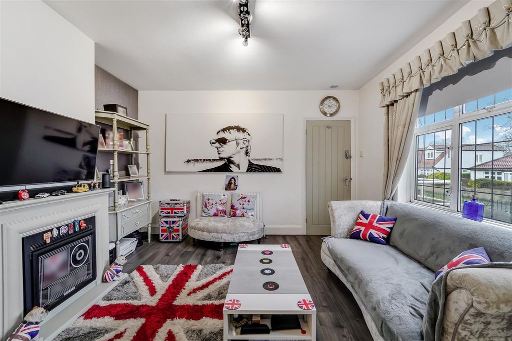 Property photo 3 of 17 The Kingsway