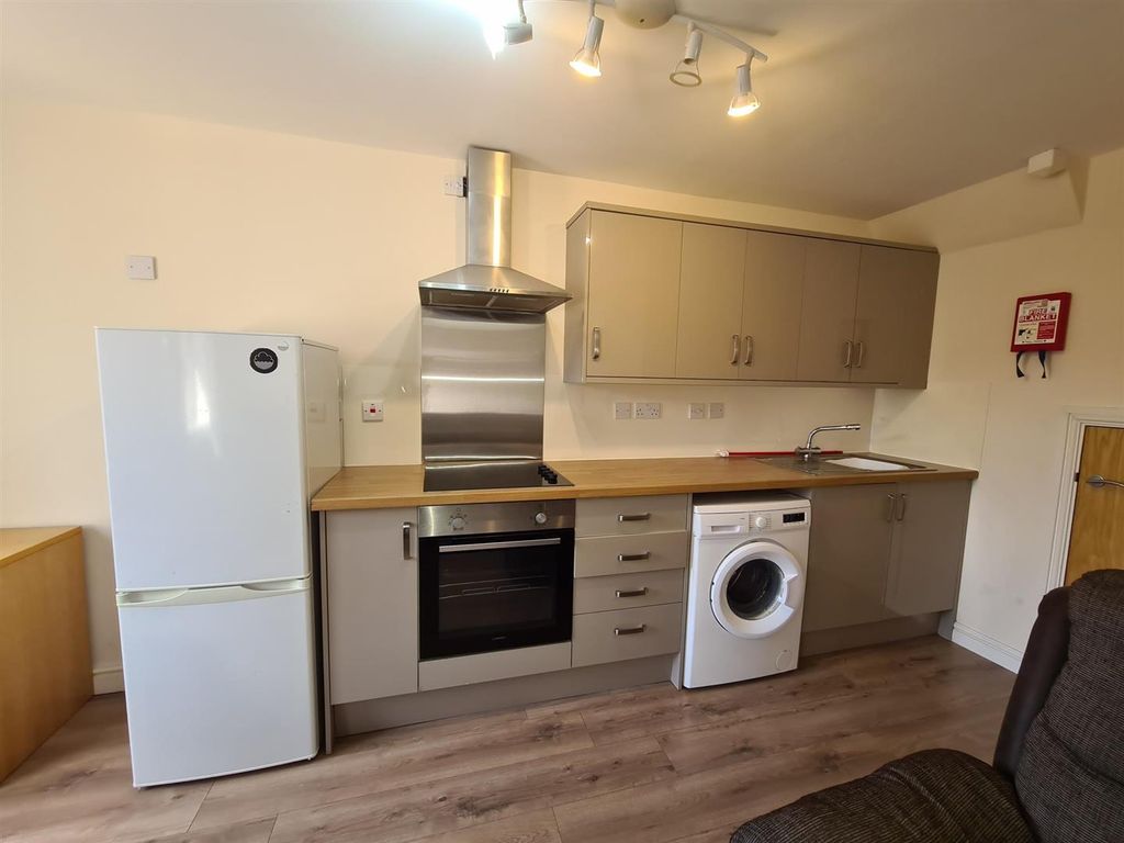 Property photo 2 of 7 2 Chapel Court