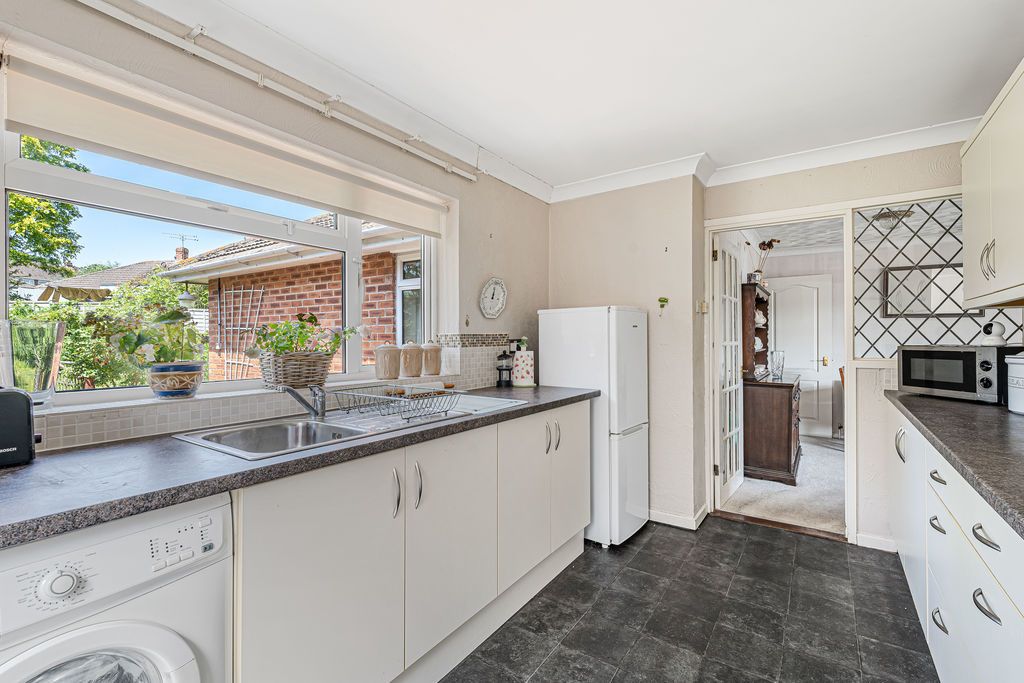 Property photo 3 of 12 Fitted Kitchen