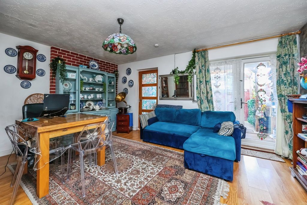 Property photo 2 of 20 Pbox-Img.Jpg