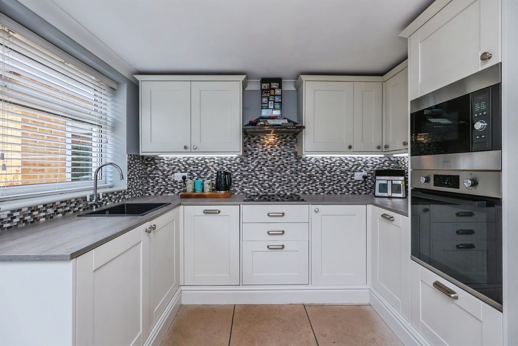 Property photo 3 of 31