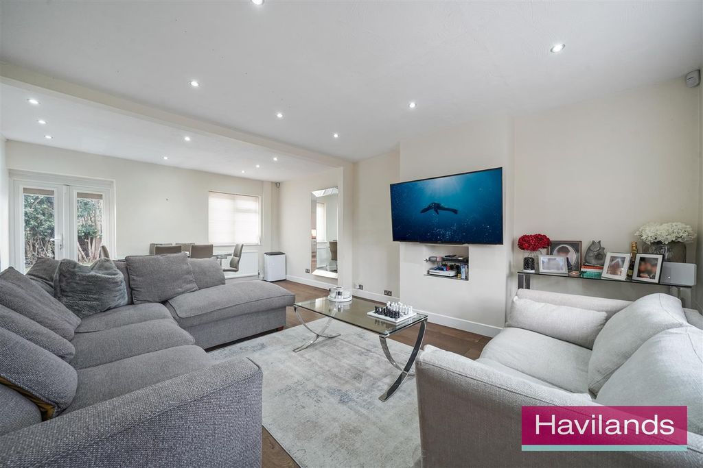 Property photo 2 of 21 Armstrong Crescent-2.Jpg