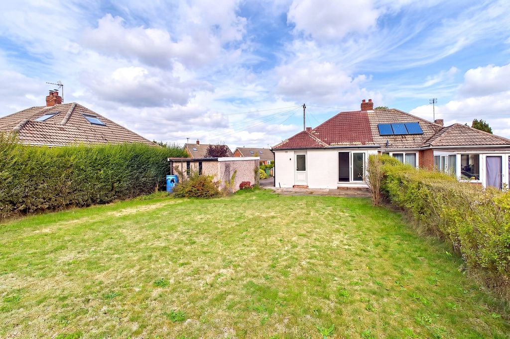 Property photo 3 of 15 Bramble Tye - Garden