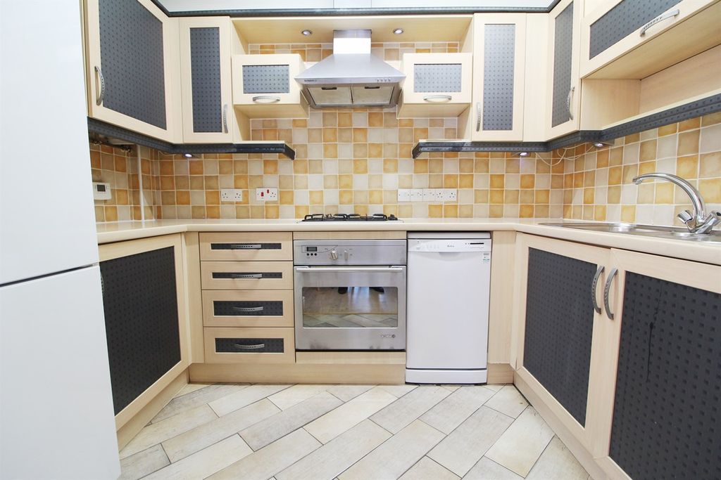 Property photo 2 of 7 Kitchen