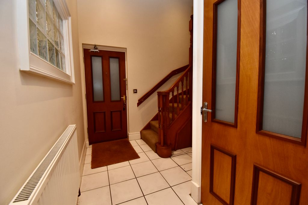 Property photo 2 of 12 Entrance Hall