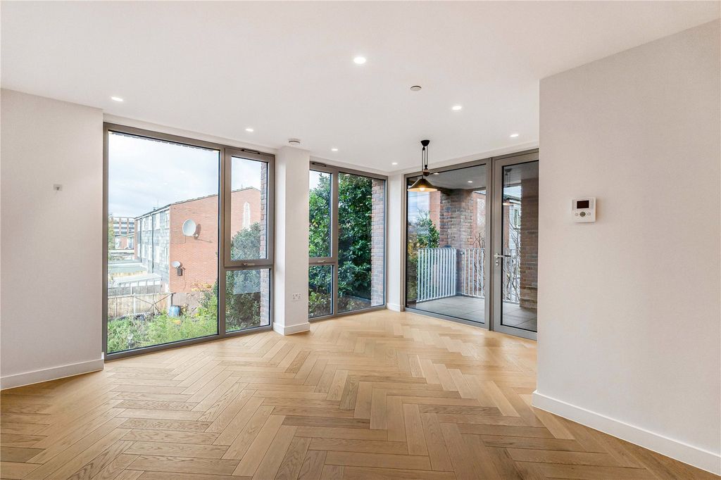 Property photo 2 of 22 Kitchen/Reception