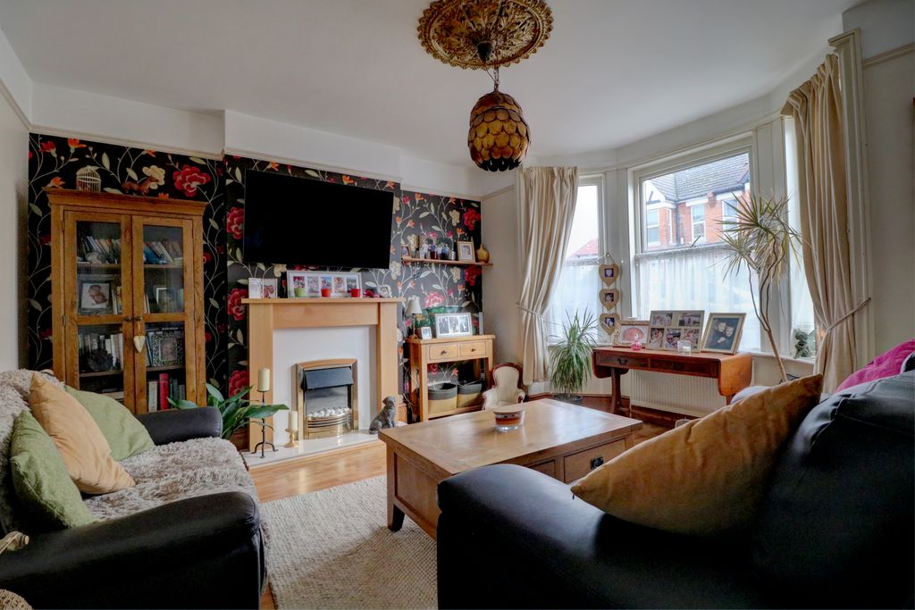 Property photo 3 of 26 Lounge