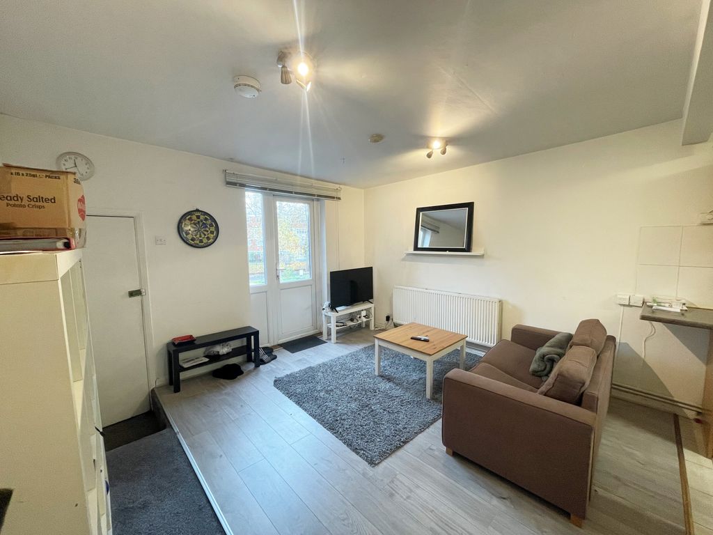 Property photo 3 of 6 Lounge