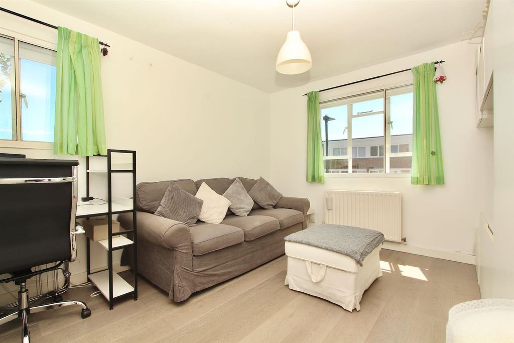 Property photo 2 of 13 Hayhurst Court, N1