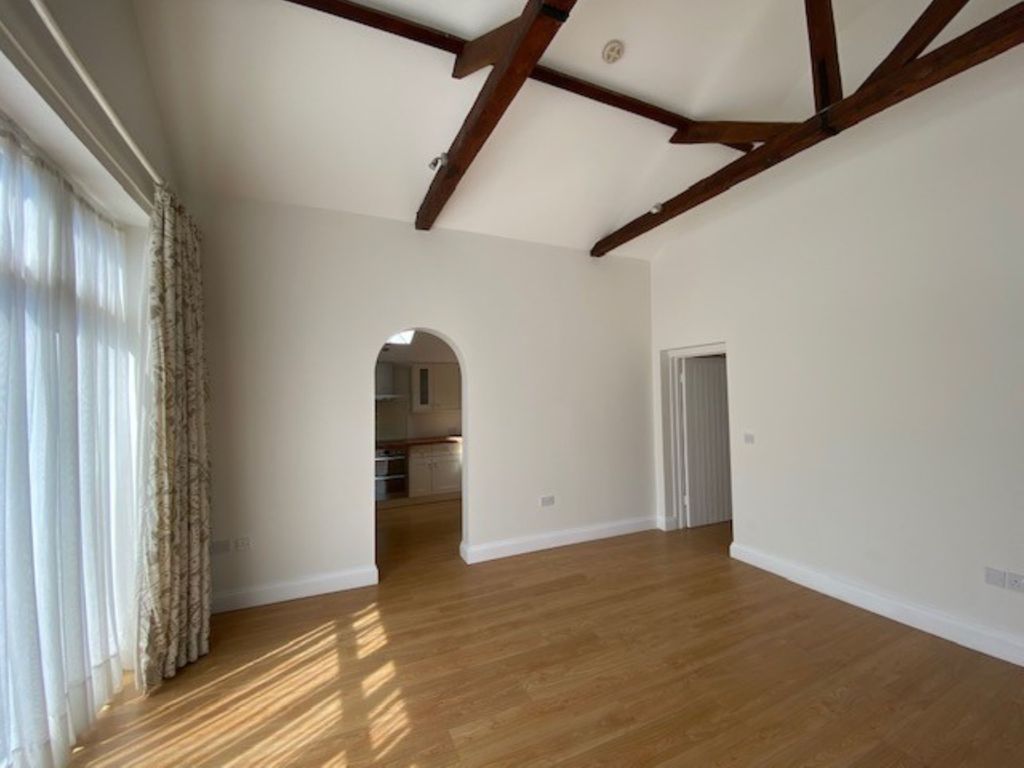 Property photo 3 of 12 Lounge 2
