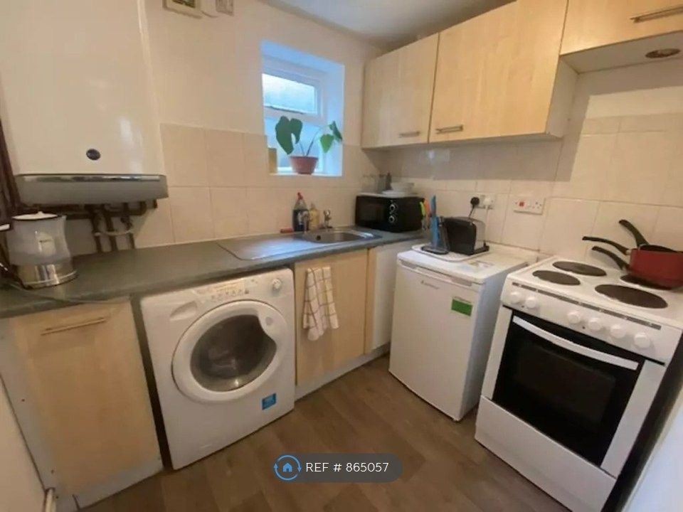 Property photo 2 of 35 Kitchen Fridge Was Tenants
