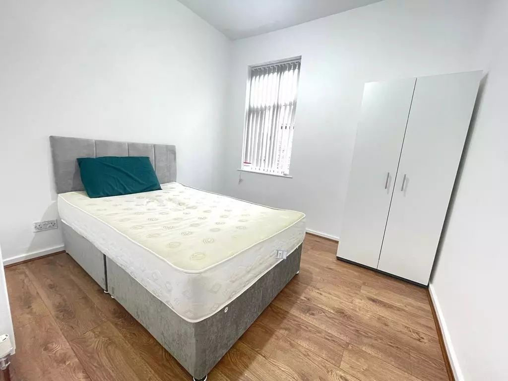 Property photo 1 of 6 A Bright And Tidy Double Bedroom Featuring A Comfo...