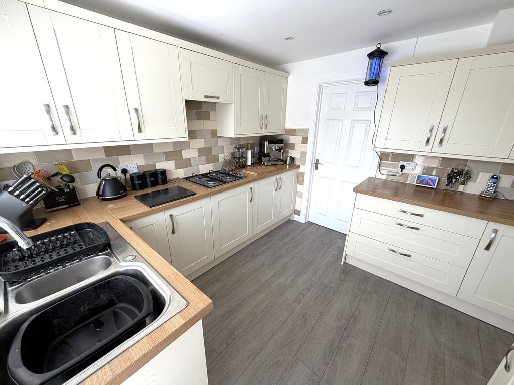Property photo 3 of 27 Kitchen