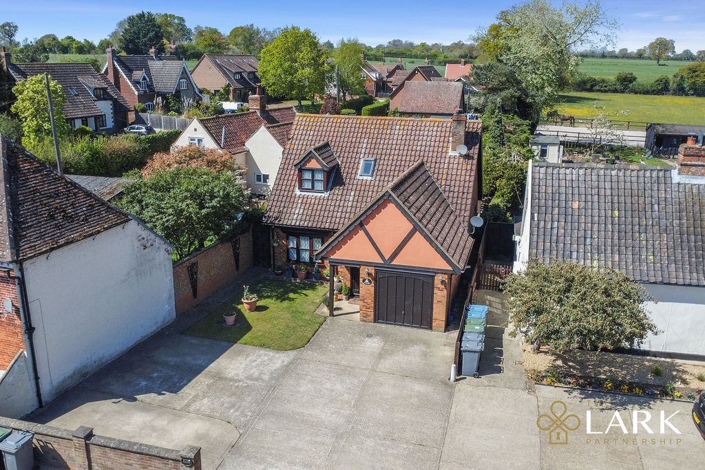 Property photo 1 of 21 Pt-Lark-Thehoneypot-2
