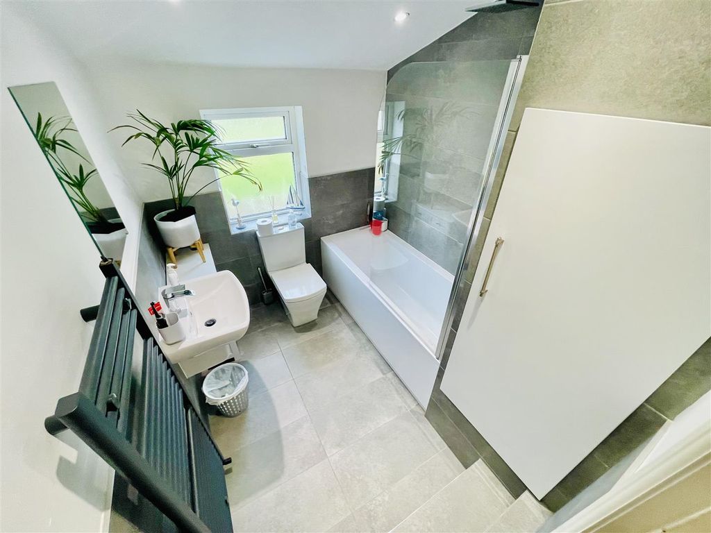 Property photo 2 of 13 Family Bathroom