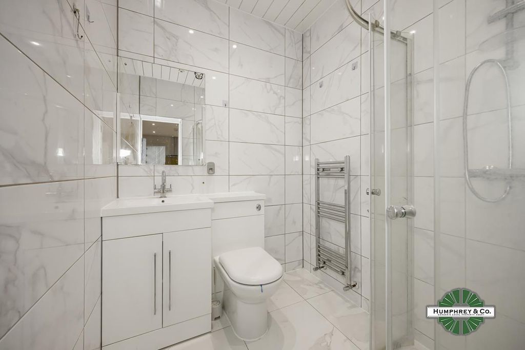 Property photo 3 of 33 Salisbury Avenue -033 (8).Jpg