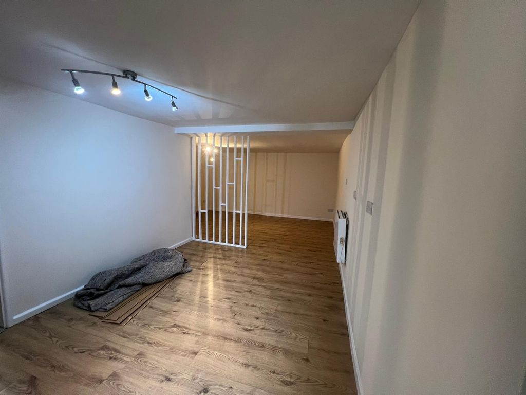 Property photo 3 of 8 Bedroom 1