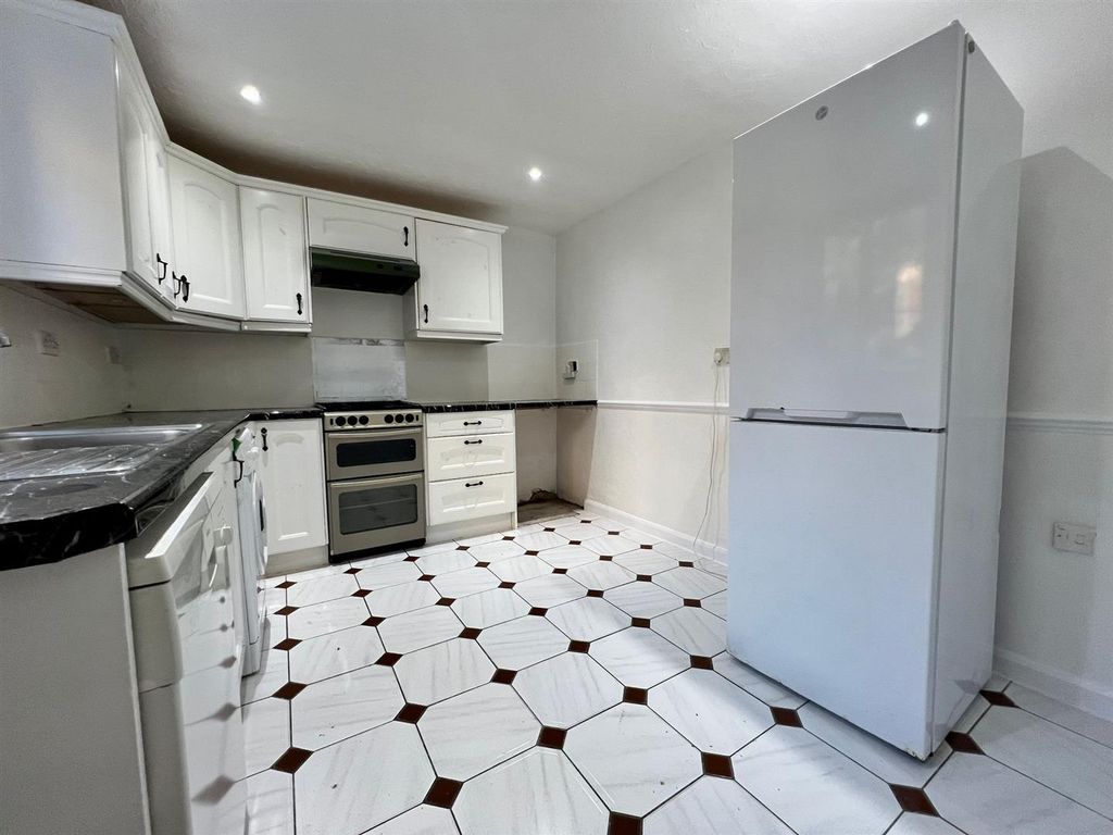 Property photo 3 of 11 Kitchen