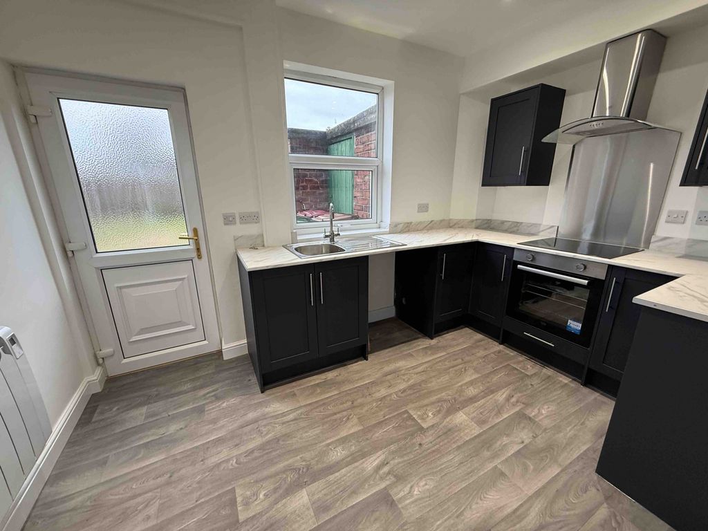 Property photo 2 of 17 Kitchen