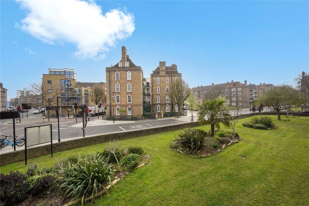 Property photo 3 of 18 Communal Gardens