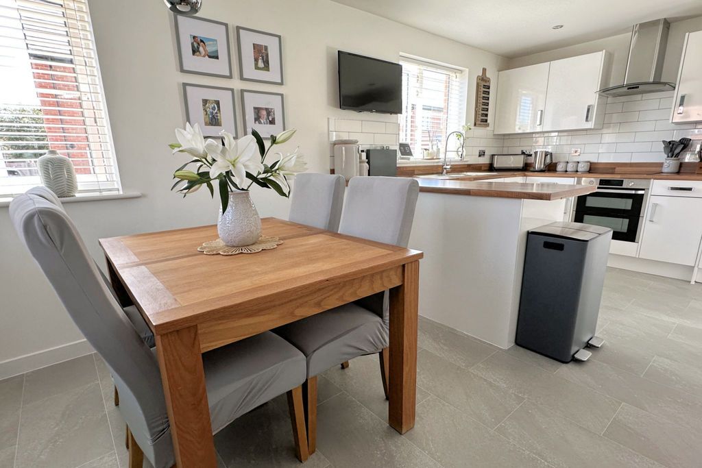 Property photo 3 of 24 Kitchen/Dining Room