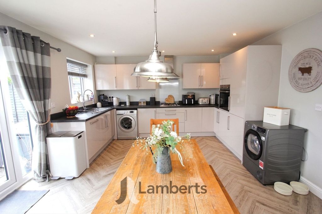 Property photo 3 of 28 Kitchen/Diner