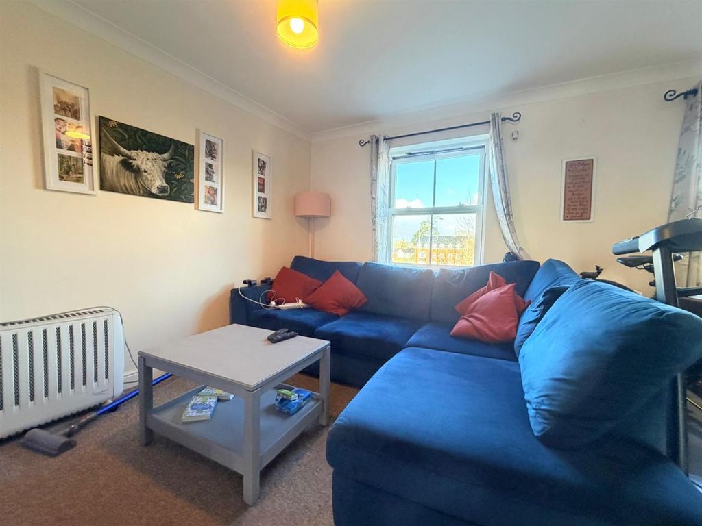 Property photo 2 of 8 Lounge