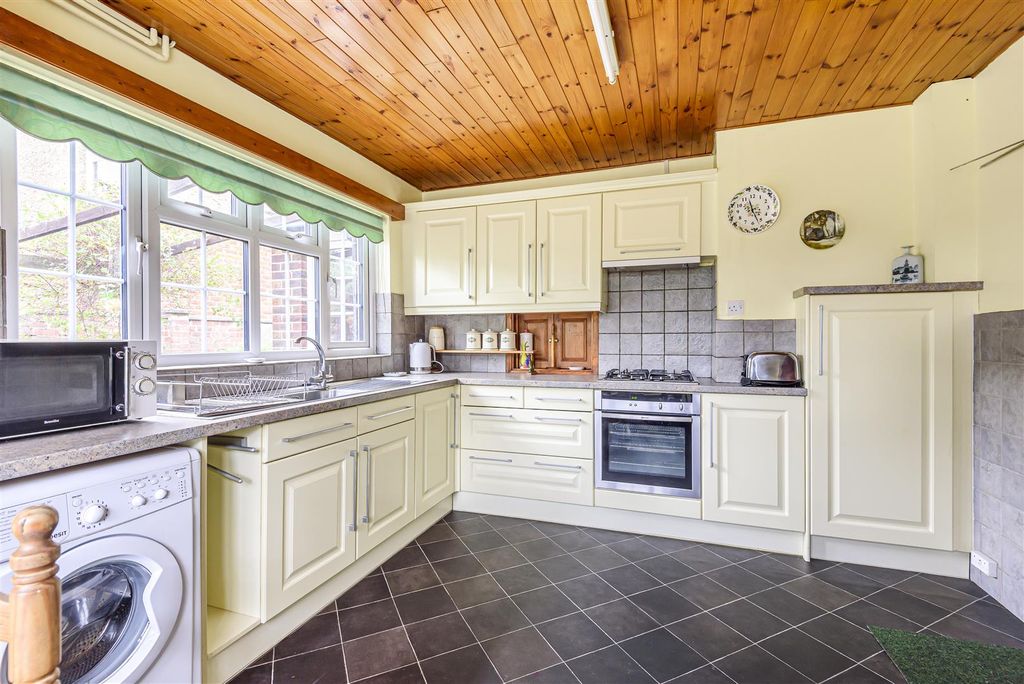Property photo 3 of 4 Kitchen / Breakfast Room