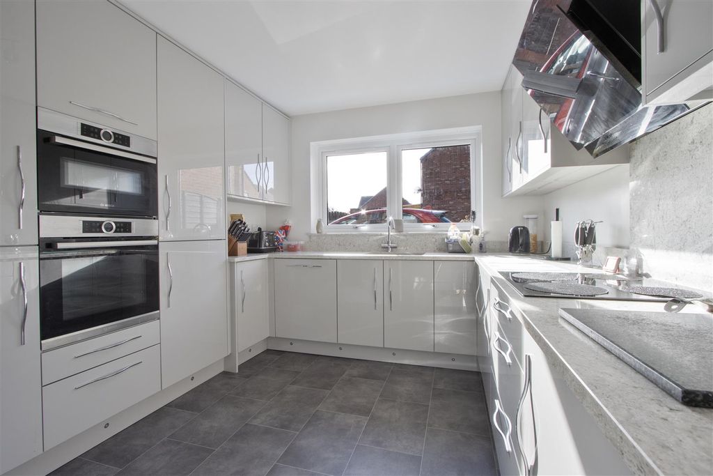 Property photo 3 of 20 Kitchen