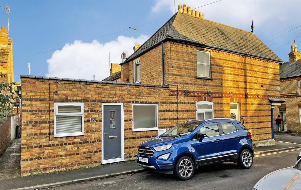 Property photo 1 of 5 Bentley Street, Stamford