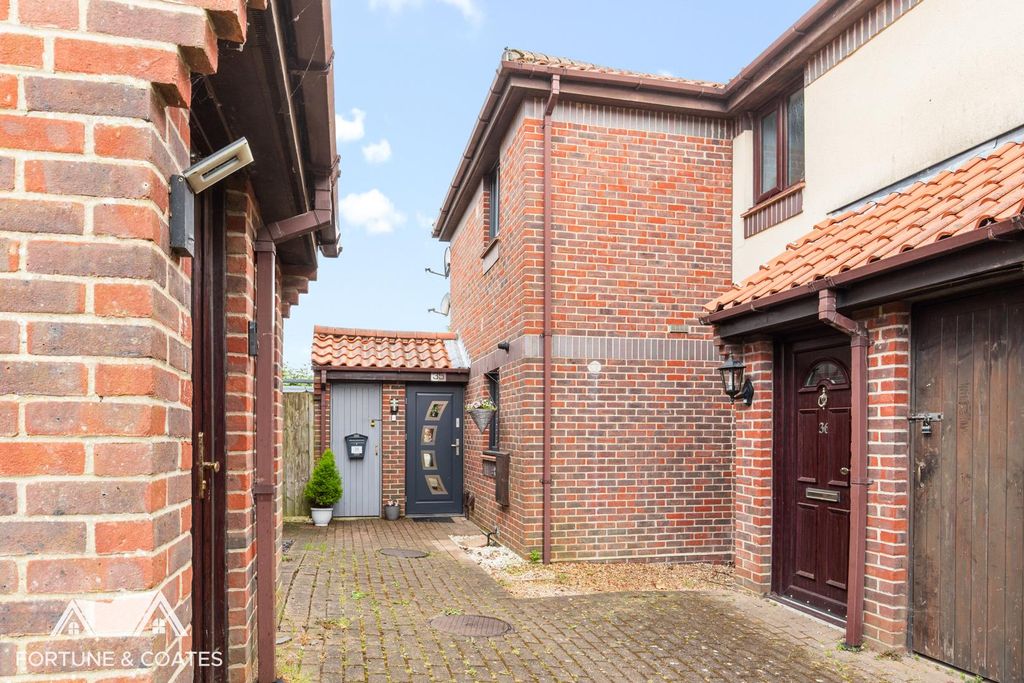 Property photo 1 of 24 Copshallclose_29.Jpg
