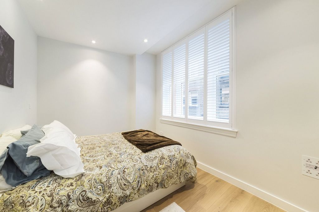 Property photo 3 of 11 Floral Street