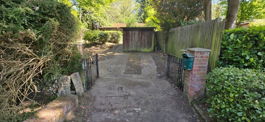 Property photo 2 of 9 Retreat, Rhododendron Avenue, Culverstone Meopham Da13 0Tt