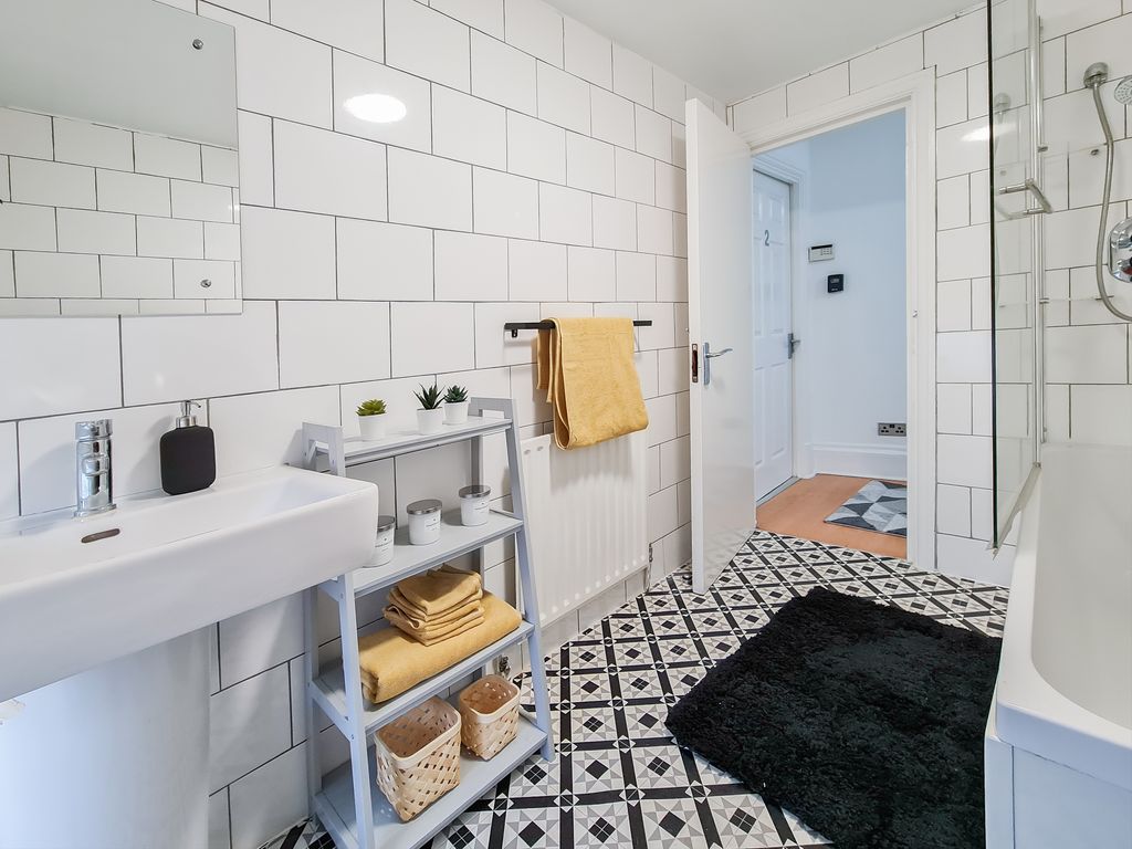 Property photo 3 of 10 115A - Communal Bathroom 1