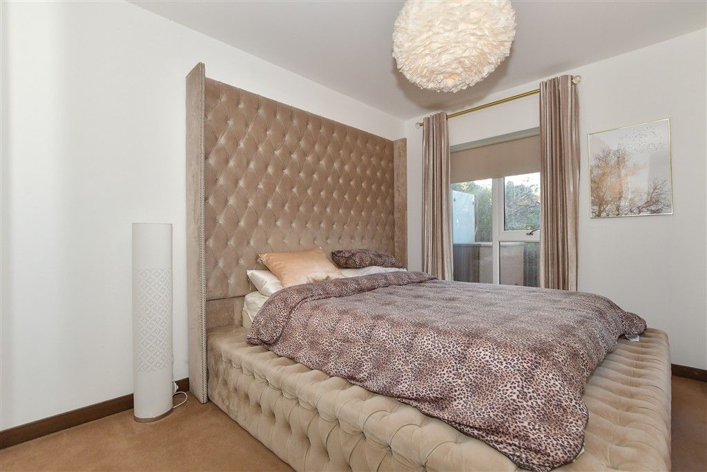 Property photo 1 of 17 Bedroom 1