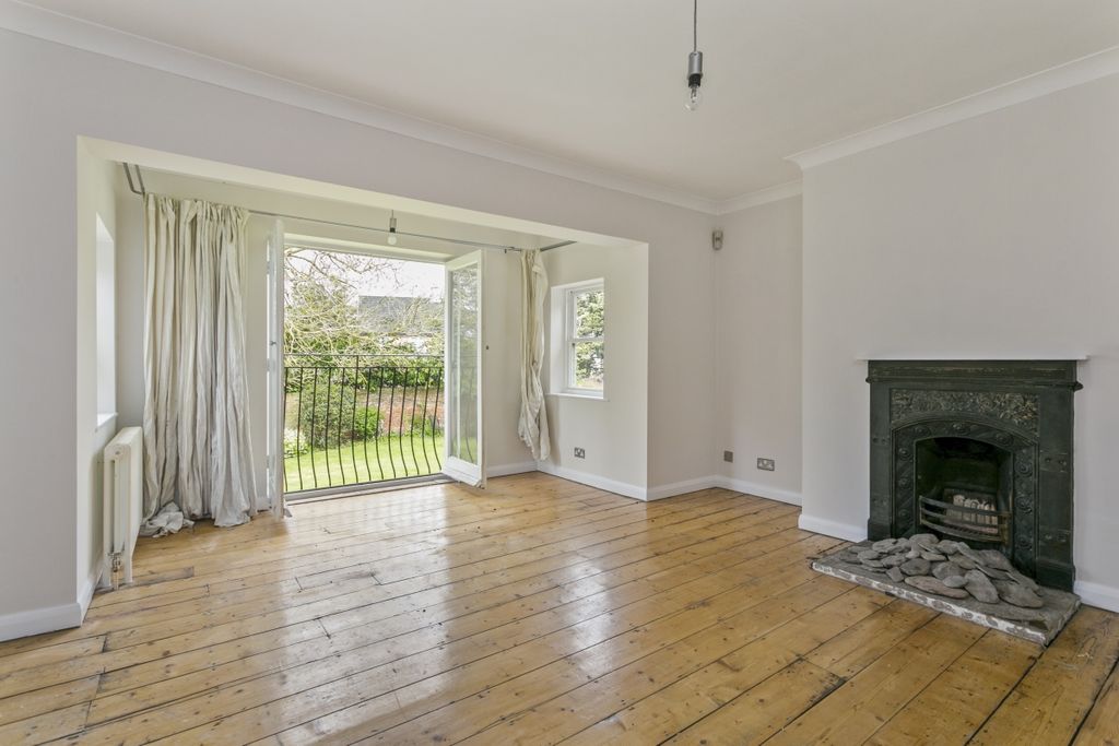 Property photo 3 of 16 69871 4 Wexham Lo...