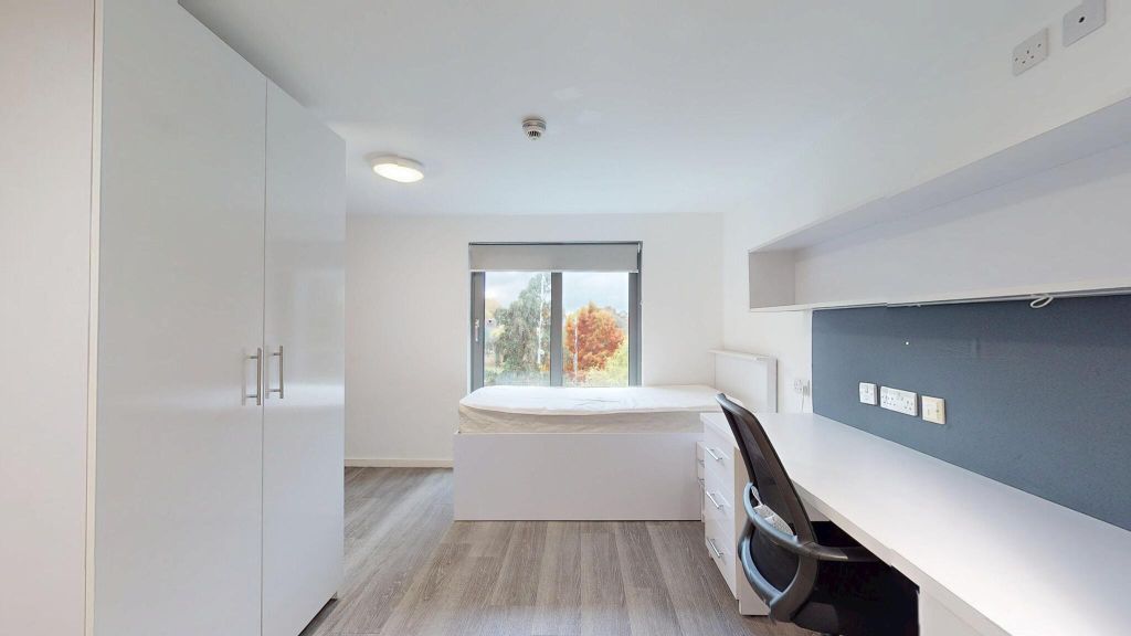 Property photo 1 of 21 Bedroom