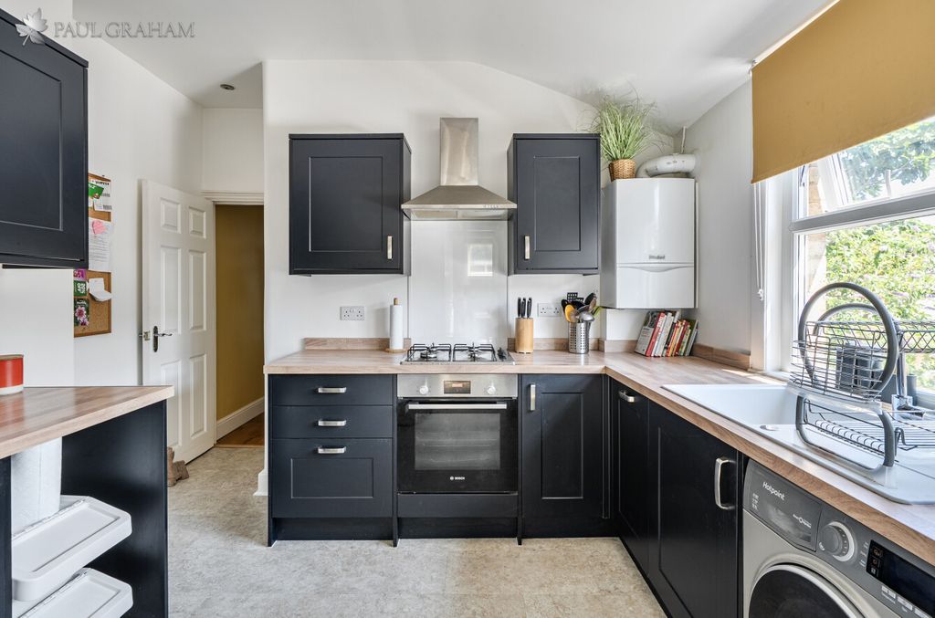 Property photo 2 of 17 2F4d5879-8870-46Cb-9Ad7-Dd198ee6Ae74