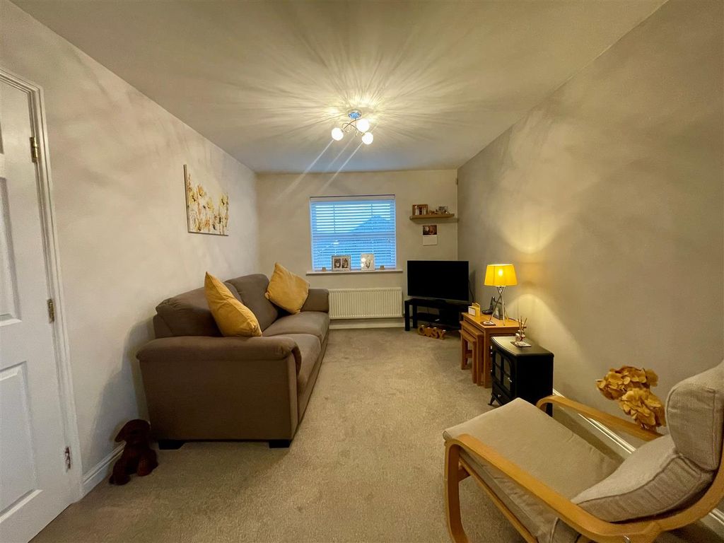 Property photo 2 of 8 Lounge