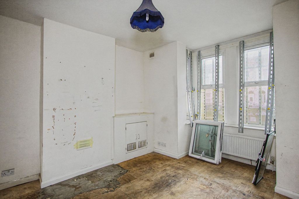 Property photo 2 of 15 175 Cann Hall Road, London E11 3Nj