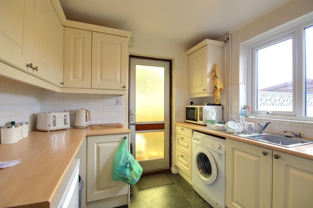 Property photo 3 of 11 Kitchen