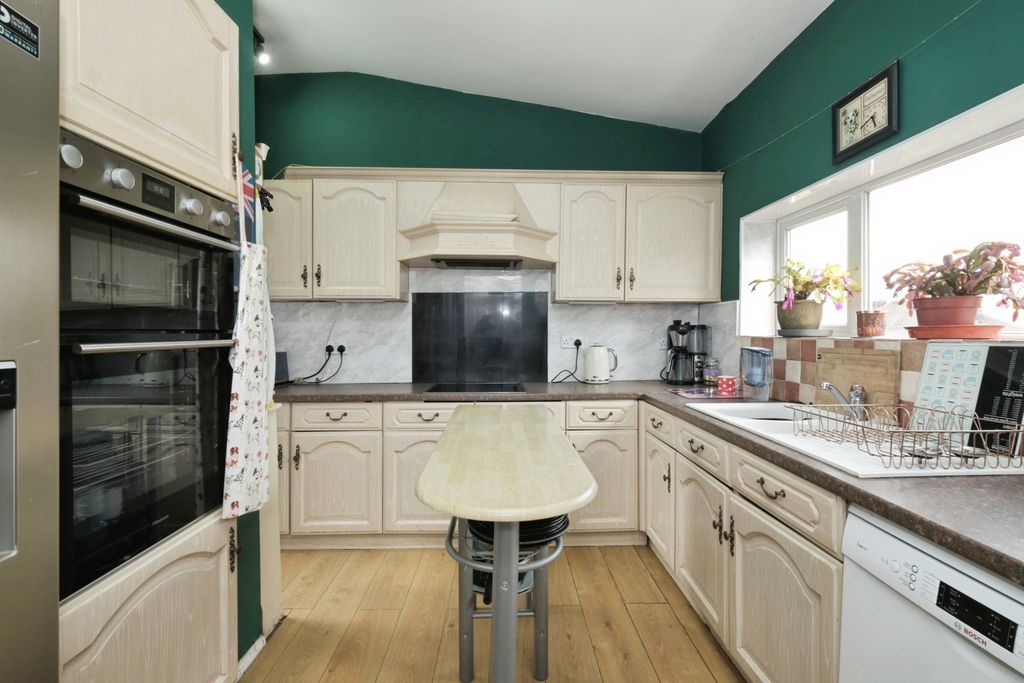 Property photo 2 of 21 Kitchen