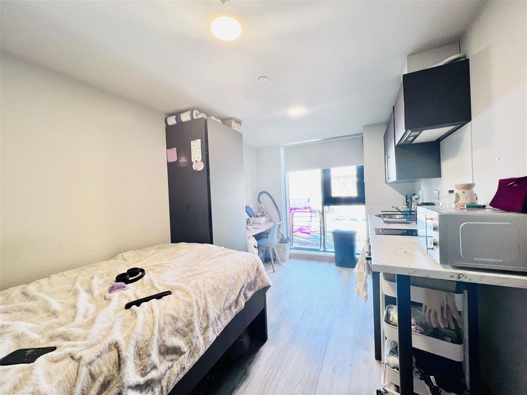 Property photo 1 of 18 Studio