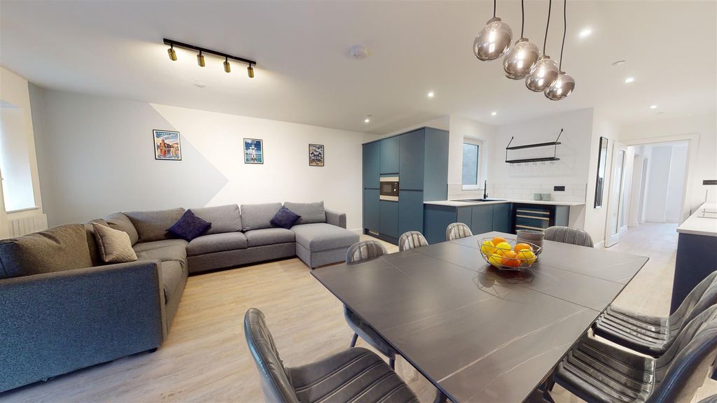 Property photo 1 of 26 7-Llantwit-Street-07312023_131330.Jpg