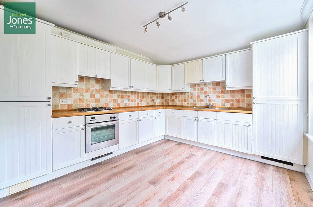 Property photo 2 of 11 Kitchen