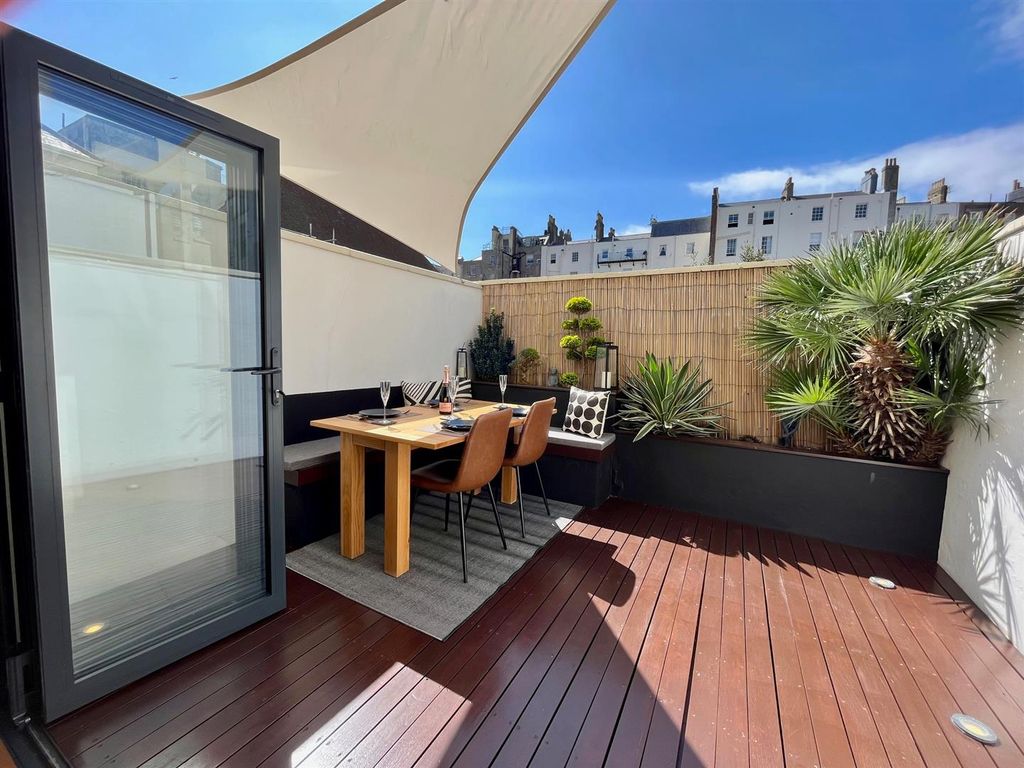 Property photo 3 of 17 Terrace