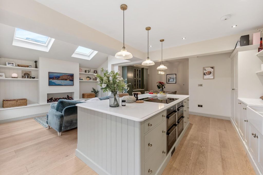 Property photo 2 of 28