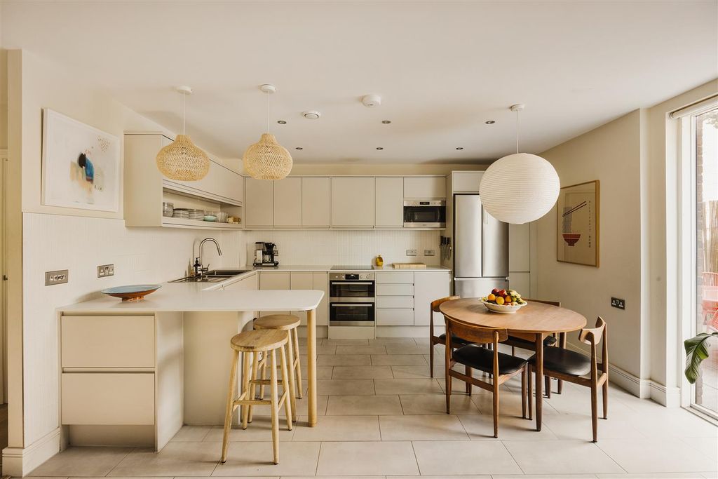 Property photo 2 of 42 Hebden Street, E2